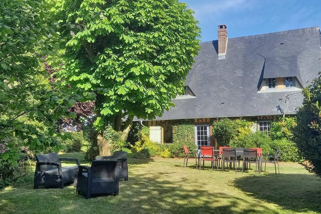 une maison avec des chaises et une table dans la cour dans l'établissement Le clos de Silleron, à Angiens