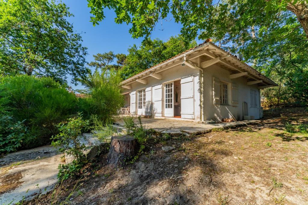 une petite maison au milieu d'un champ dans l'établissement Villa Poseidon - Au Pyla à 100m du Bassin, à La Teste-de-Buch