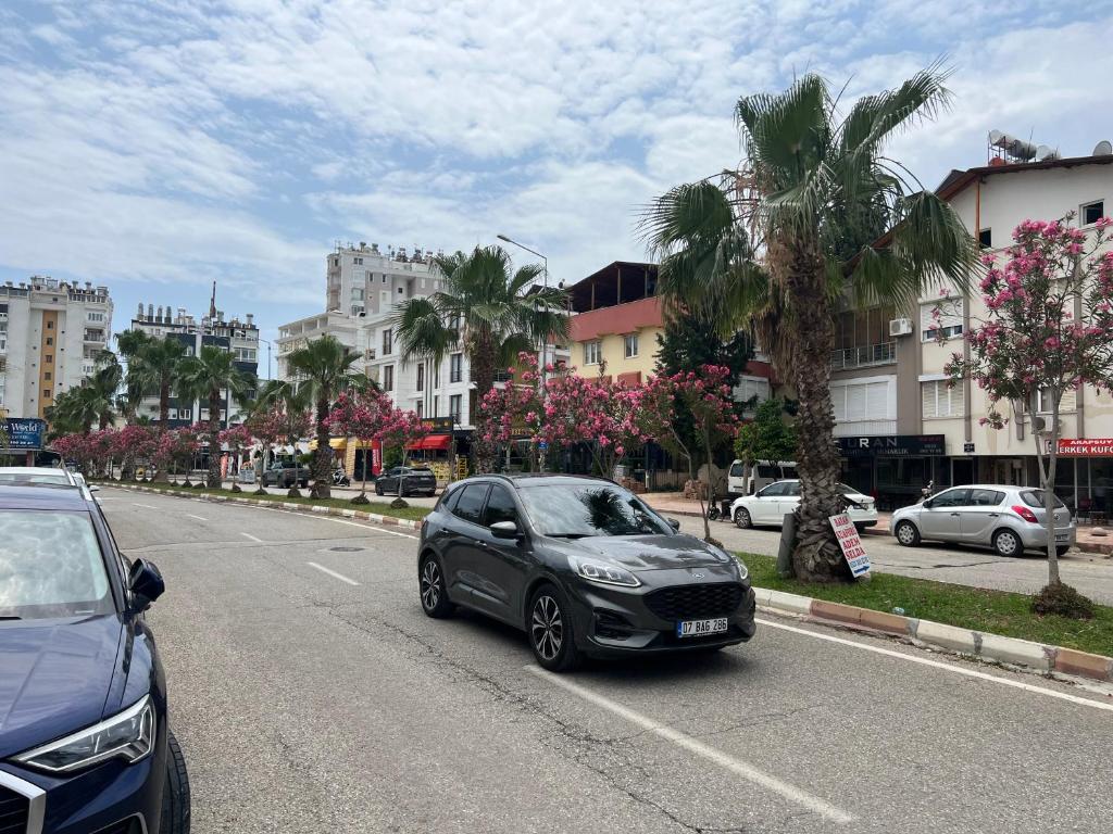 une petite voiture garée sur le côté d'une rue dans l'établissement Flat For Rent Near The Beach, Konyaaltı, Antalya, à Antalya