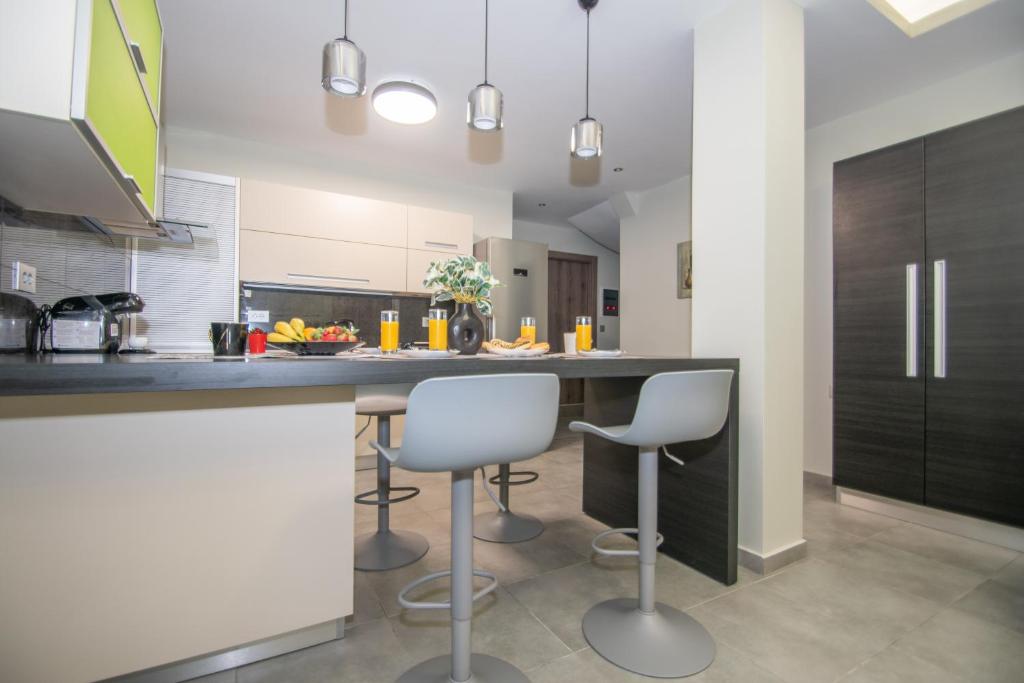 Η κουζίνα ή μικρή κουζίνα στο Hypatia Suites by "elite"