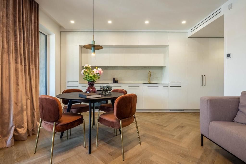 Kuchyň nebo kuchyňský kout v ubytování Apartamentai Kopa