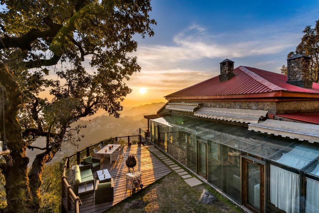 ムスーリーにあるRokeby Villas, Mussoorieの日没を背景に丘の上の家