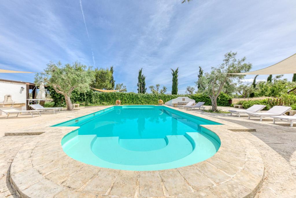 uma piscina no meio de um quintal com árvores em Eliados - Bungalow 1 em Diso