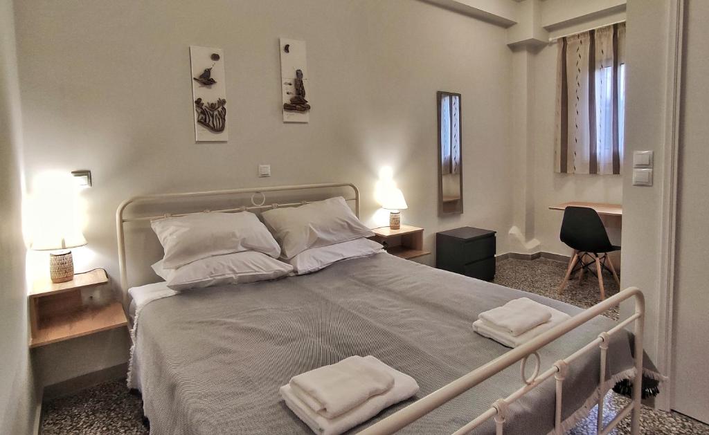 um quarto com uma cama com duas toalhas em GARNET 1 em Kalamata