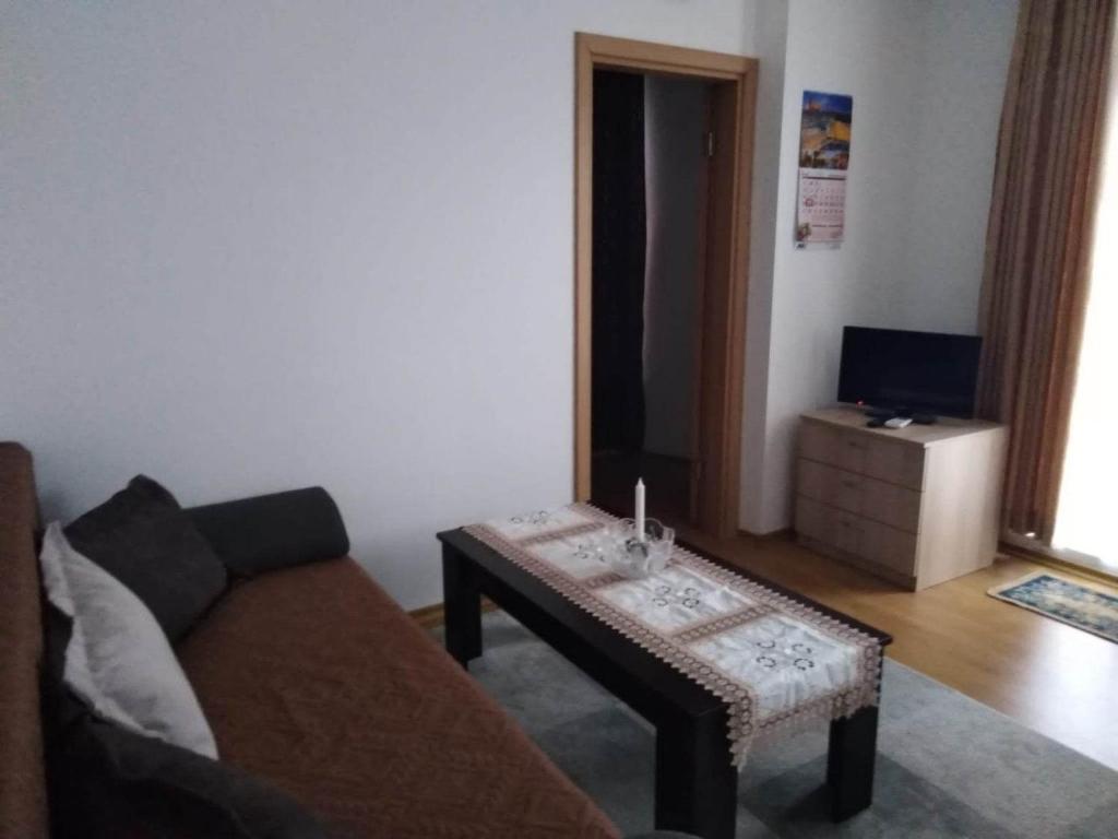 sala de estar con sofá y mesa de centro en Апартамент Родопи, en Byala