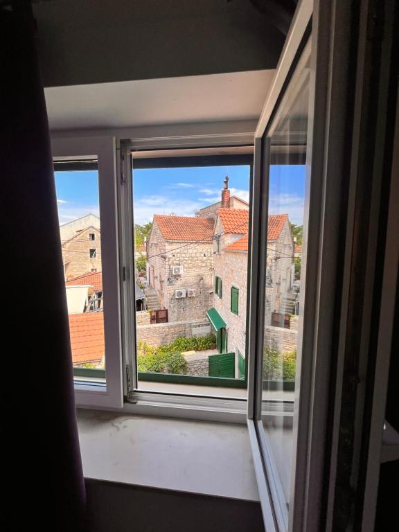uma janela com vista para a cidade em Apartment Antonia em Vrboska