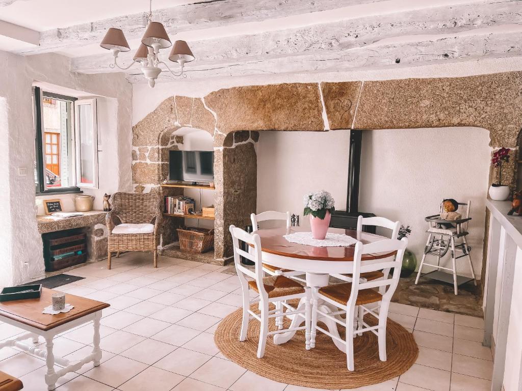 a kitchen and dining room with a table and chairs at Mon Petit Coin de Paradis in Golinhac