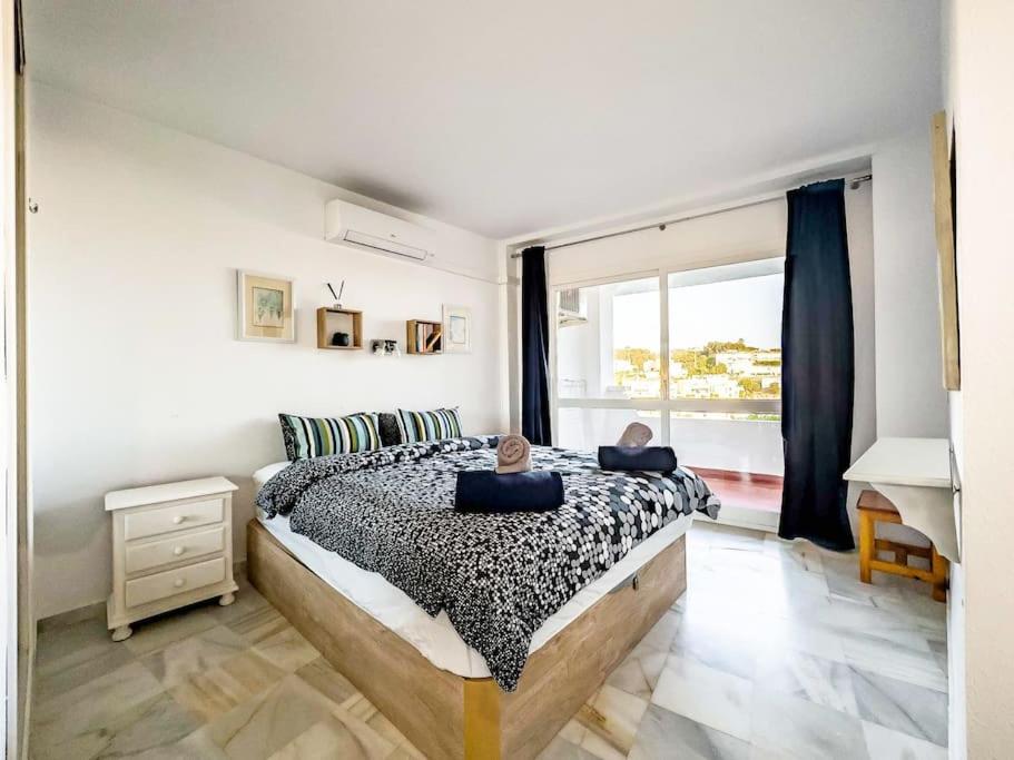 Posteľ alebo postele v izbe v ubytovaní 97-Townhouse With Roof Terrace & Views, Marbella