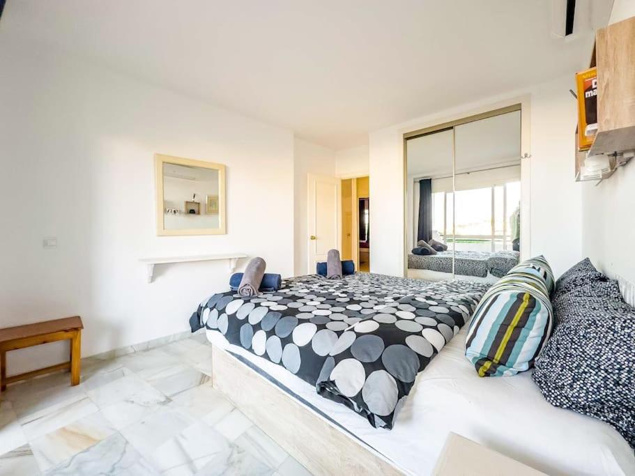 Posteľ alebo postele v izbe v ubytovaní 97-Townhouse With Roof Terrace & Views, Marbella