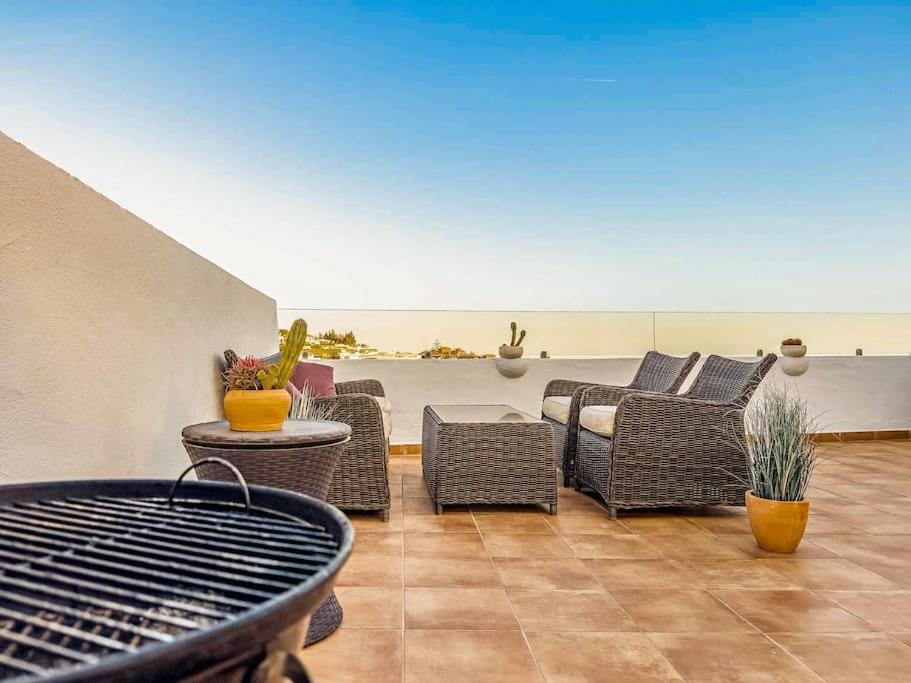 Posedenie v ubytovaní 97-Townhouse With Roof Terrace & Views, Marbella