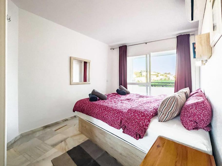 Posteľ alebo postele v izbe v ubytovaní 97-Townhouse With Roof Terrace & Views, Marbella