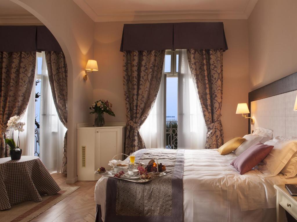 Postel nebo postele na pokoji v ubytování Grand Hotel Gardone