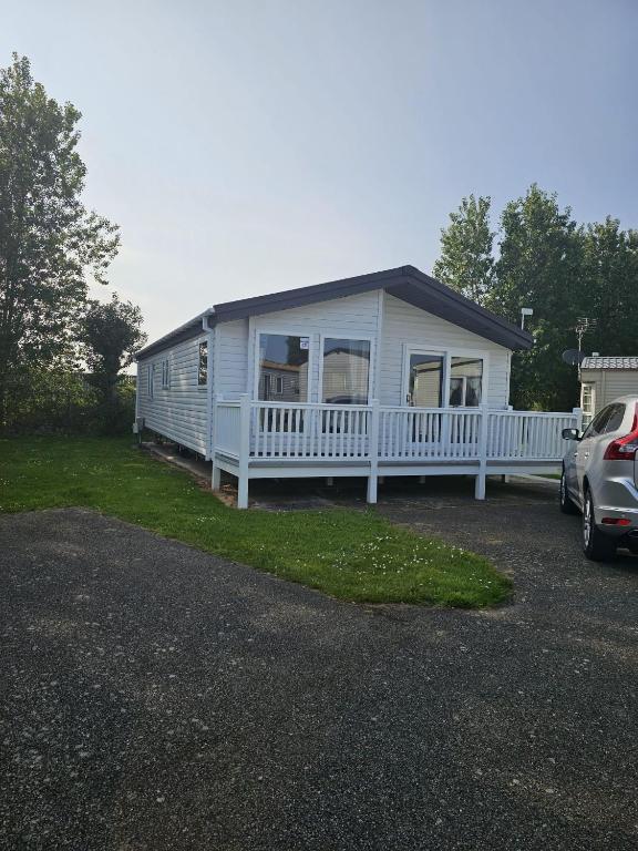 Beautiful Lodge With Decking In Hunstanton At Manor Park Ref 23023w