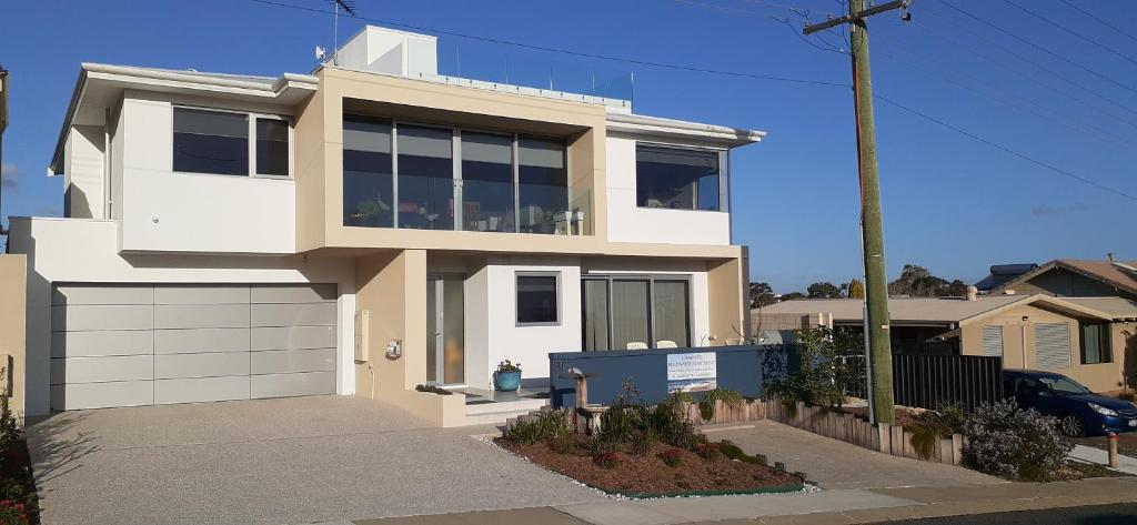 uma grande casa branca com muitas janelas em Sorrento Bluewater Apartment em Perth