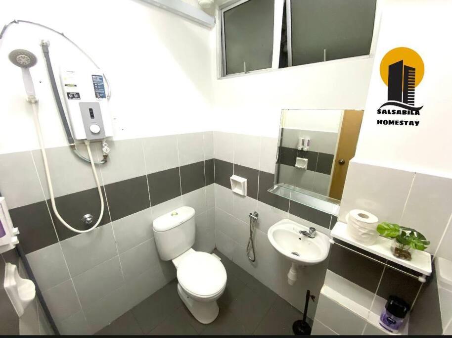 een badkamer met een toilet, een wastafel en een douche bij Salsabila Homestay Kuala Terengganu & Pantai & Drawbridge & HSNZ in Kuala Terengganu