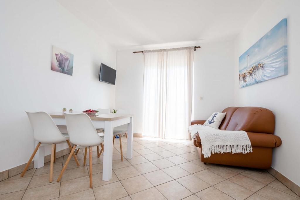 Posezení v ubytování Apartments in Supetarska Draga with sea view, terrace, air conditioning, WiFi 4551-1 and 4551-2