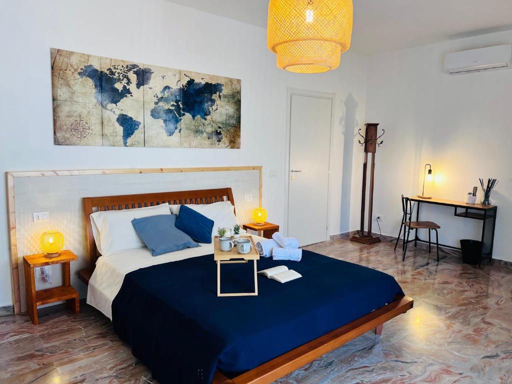 ein Schlafzimmer mit einem großen Bett mit einer blauen Decke in der Unterkunft B&B Stella Dei Venti in San Salvo