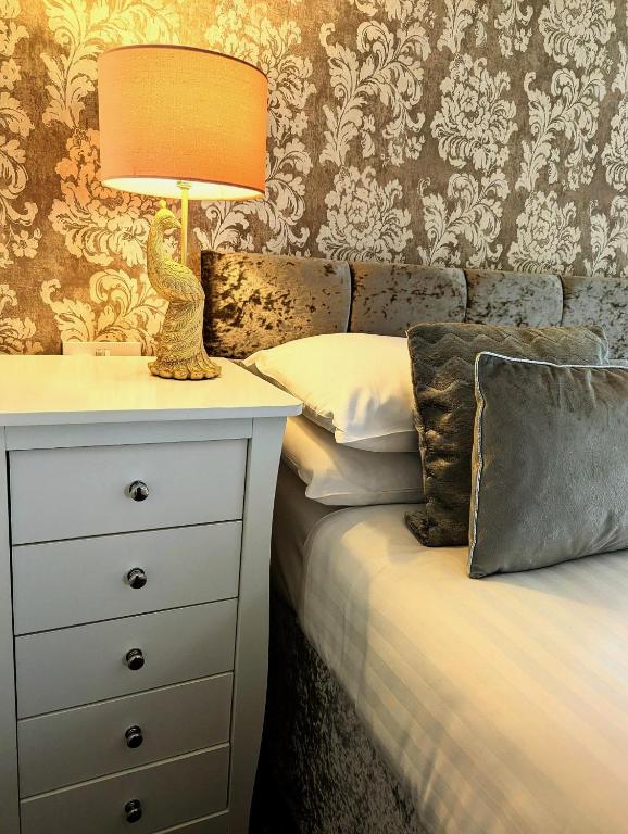 Brookside Hotel & Residents Bar , Cozy lounge areas & Terrace ,Suitable for Solo Travelers Couples Educational Groups Families & Contractors welcome - ファミリールーム