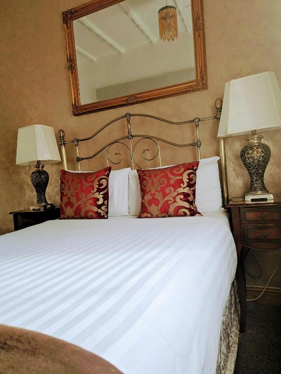 Brookside Hotel & Residents Bar , Cozy lounge areas & Terrace ,Suitable for Solo Travelers Couples Educational Groups Families & Contractors welcome - スモールダブルルーム
