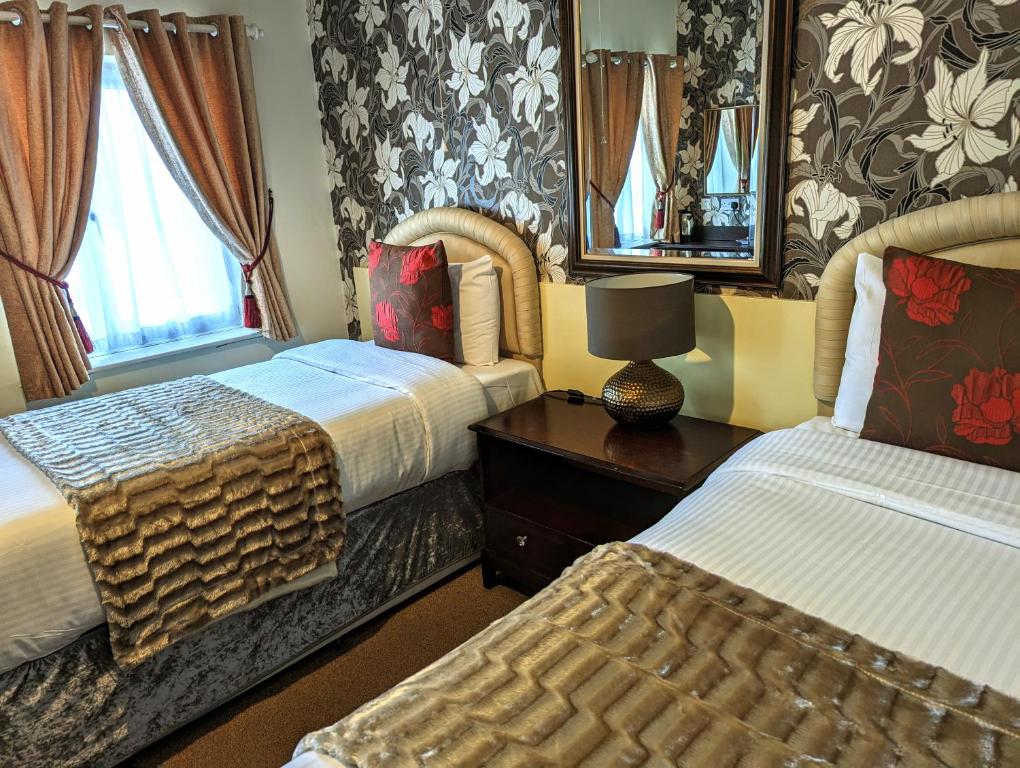 Brookside Hotel & Residents Bar , Cozy lounge areas & Terrace ,Suitable for Solo Travelers Couples Educational Groups Families & Contractors welcome - ツインルーム