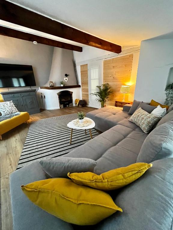 a living room with a couch and a table at Ferienwohnung Terrassenblick in Zülpich