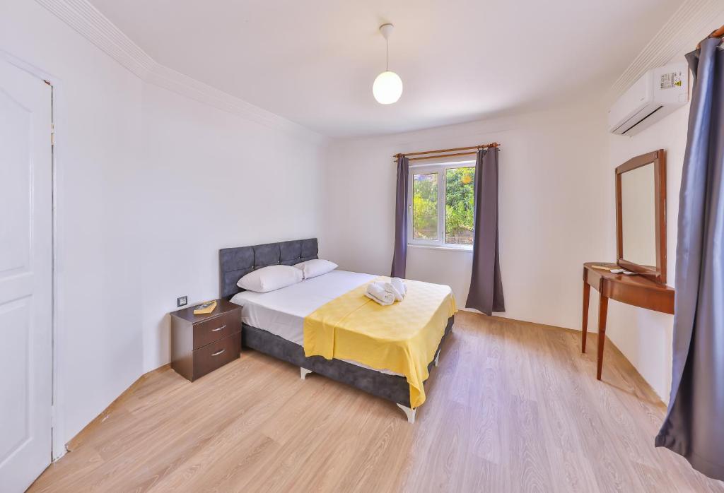 A bed or beds in a room at 3 House Apart