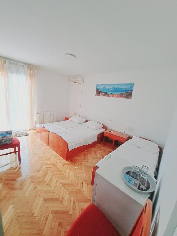 Postel nebo postele na pokoji v ubytování Guesthouse Varnica