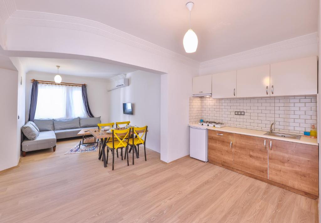 A kitchen or kitchenette at 3 House Apart