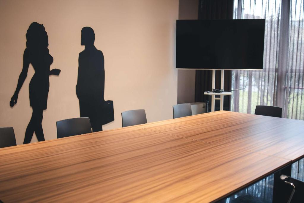 Televízia a/alebo spoločenská miestnosť v ubytovaní Best Western Mirage Hotel Fiera