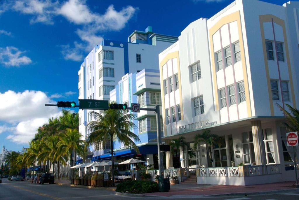 un semáforo frente a un edificio en una calle en Majestic Hotel South Beach, Trademark Collection by Wyndham, en Miami Beach