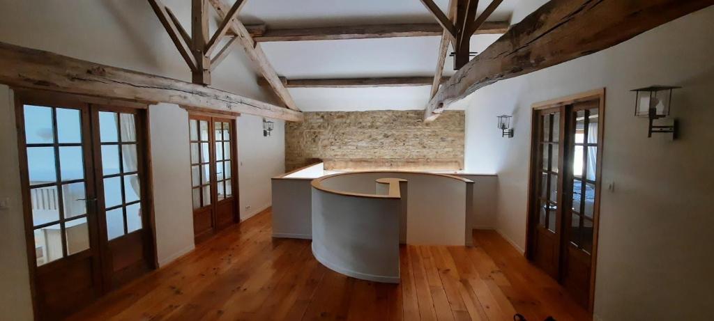 una cocina con una isla grande en el medio de una habitación en Les Vents d’Anges, en Clussais-la-Pommeraie