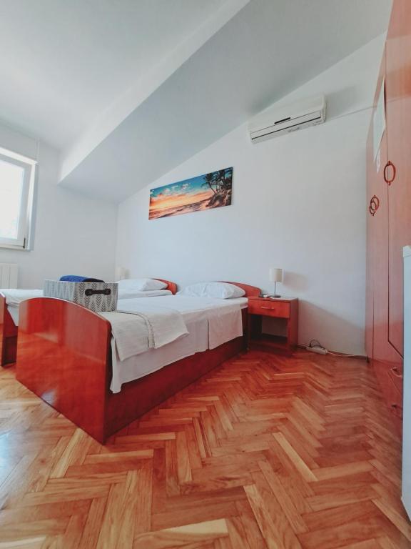 Postel nebo postele na pokoji v ubytování Guesthouse Varnica