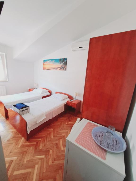 Postel nebo postele na pokoji v ubytování Guesthouse Varnica
