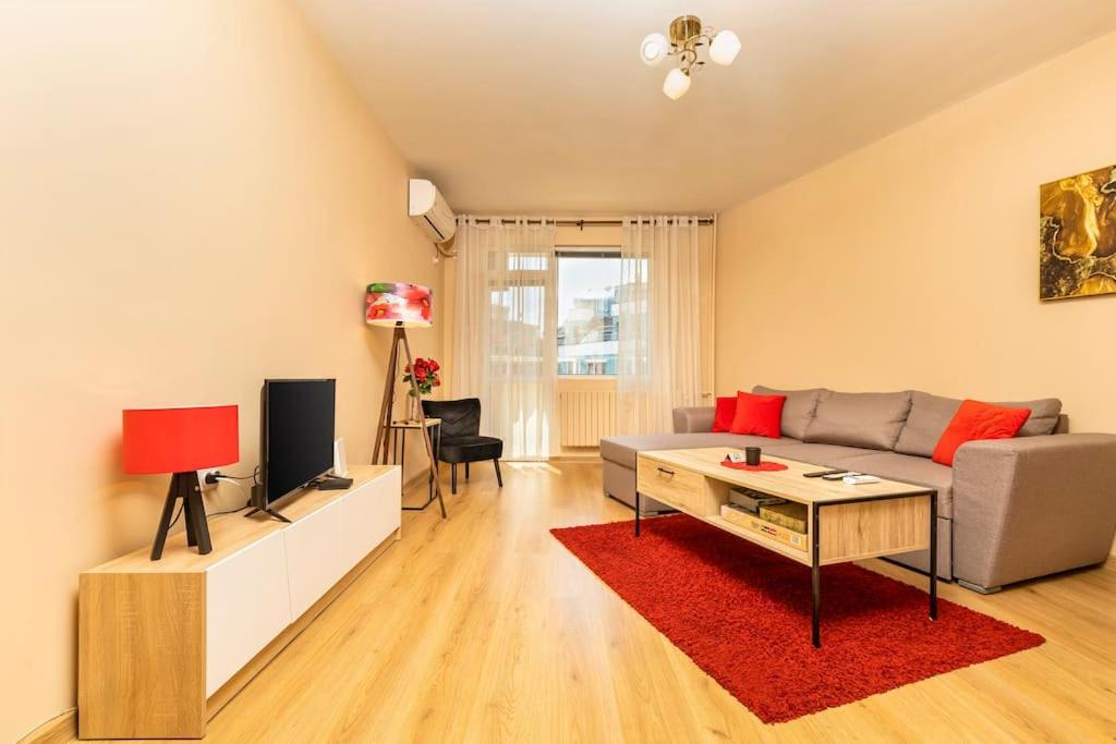 Modern 1BR Apartment Top Center