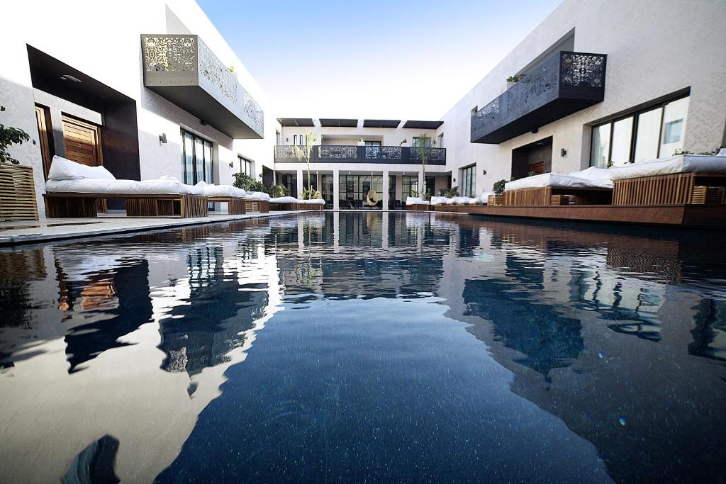 une grande piscine au milieu d'un bâtiment dans l'établissement Cesar Resort & Spa, à Marrakech