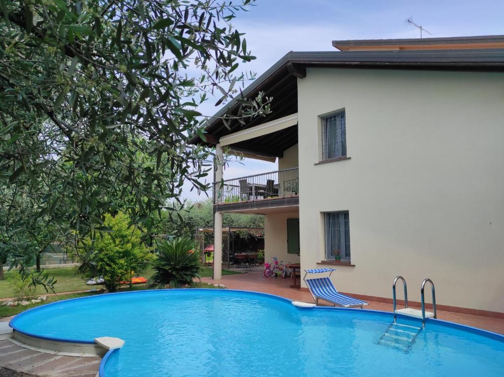 een zwembad voor een huis bij Maison N&M in Desenzano del Garda