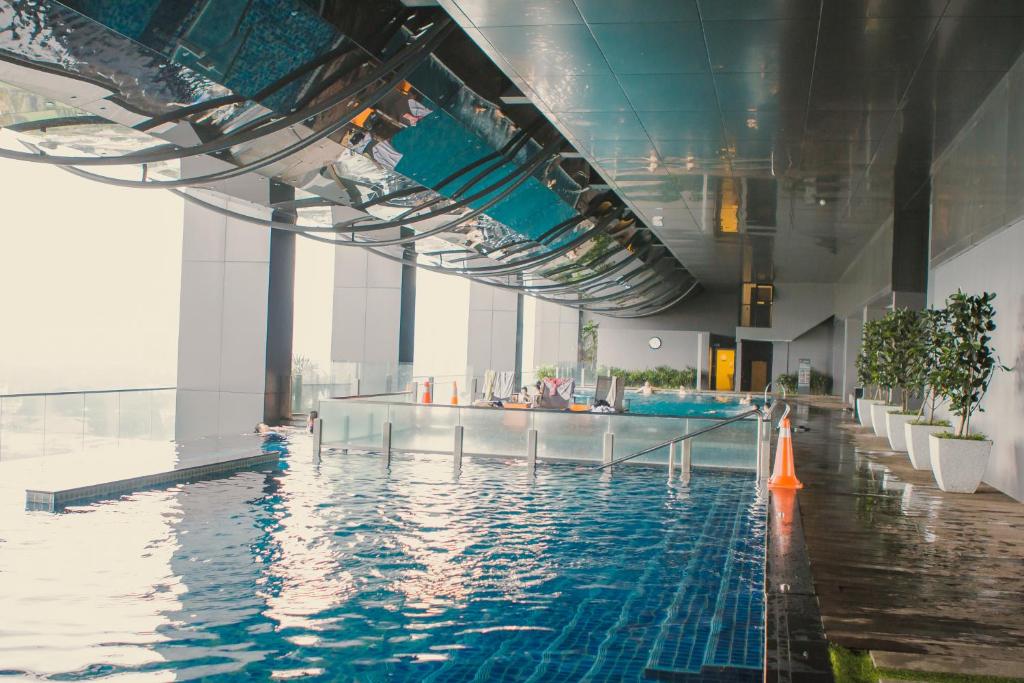 ein Pool in einem großen Gebäude mit Wasser in der Unterkunft M City 2 DUPLEX BEDROOM KLCC in Kuala Lumpur