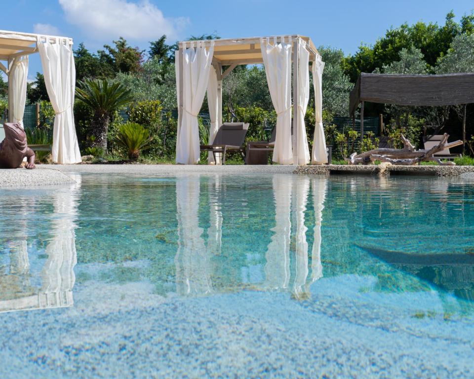 une piscine d'eau avec un pavillon et une piscine dans l'établissement San Baio B&B, à Cecina