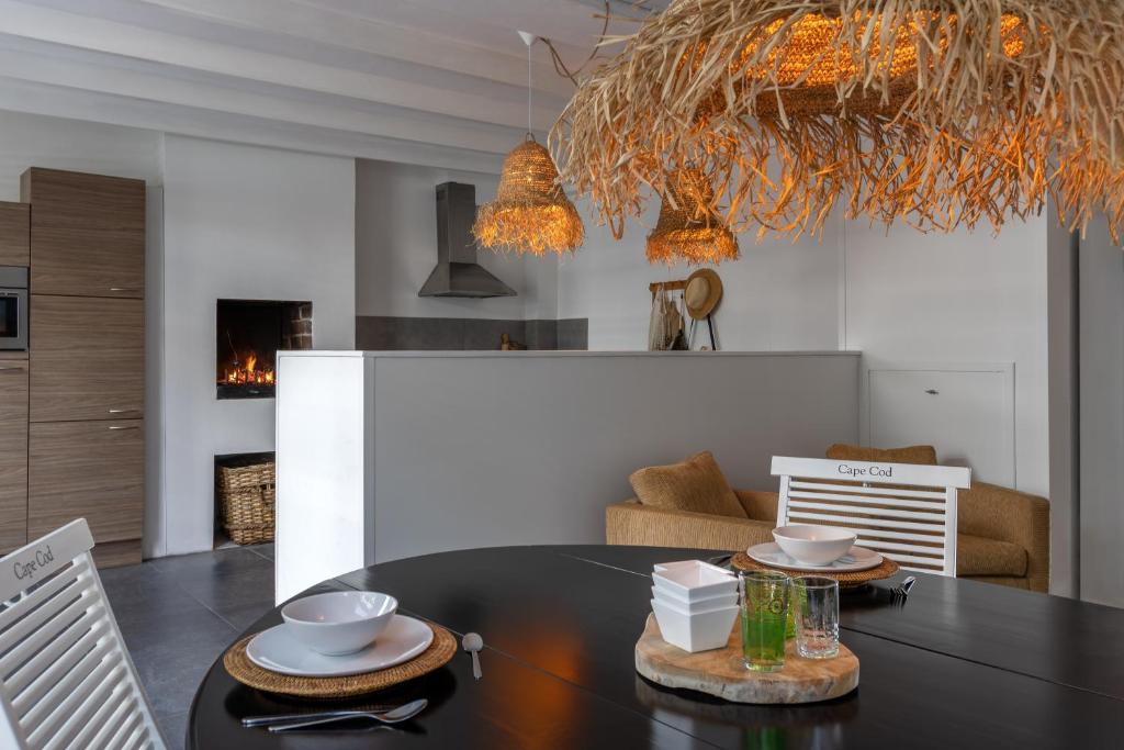 uma cozinha e sala de jantar com mesa e cadeiras em Peulenstraat 224 em Hardinxveld-Giessendam