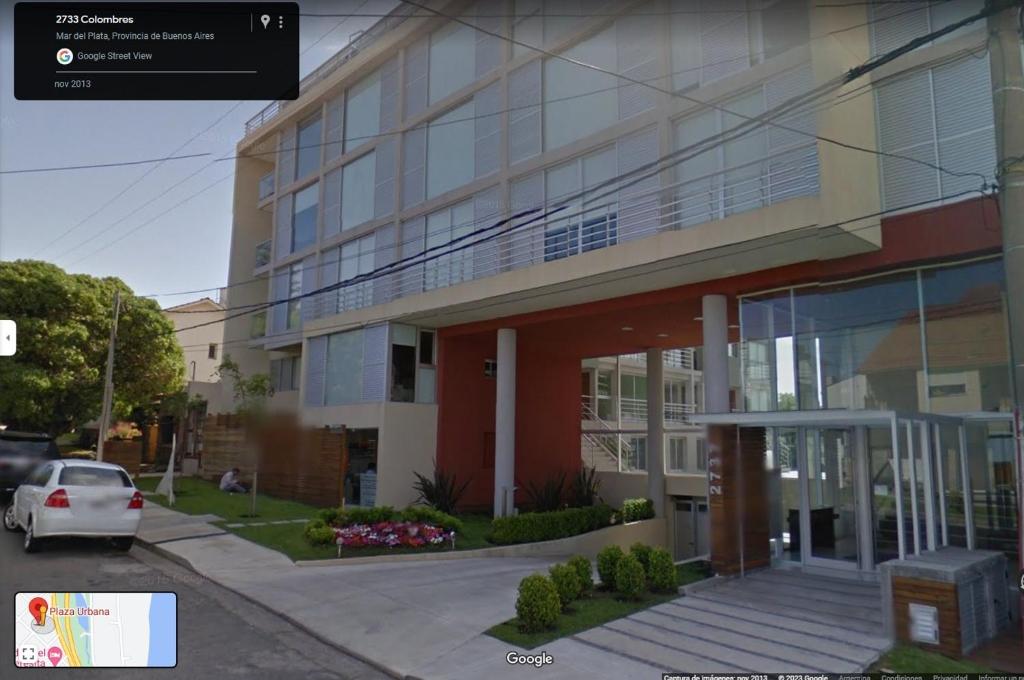 um edifício com um carro estacionado em frente em Plaza Urbana 2 I em Mar del Plata