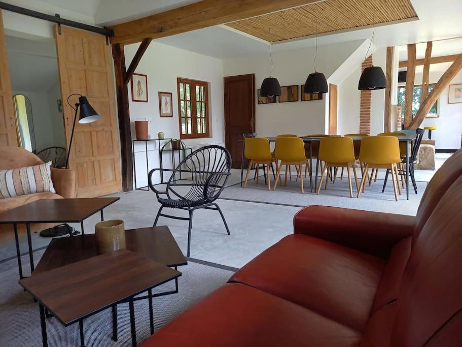 un salon avec un canapé, une table et des chaises dans l'établissement La Maison Silleron, à Angiens