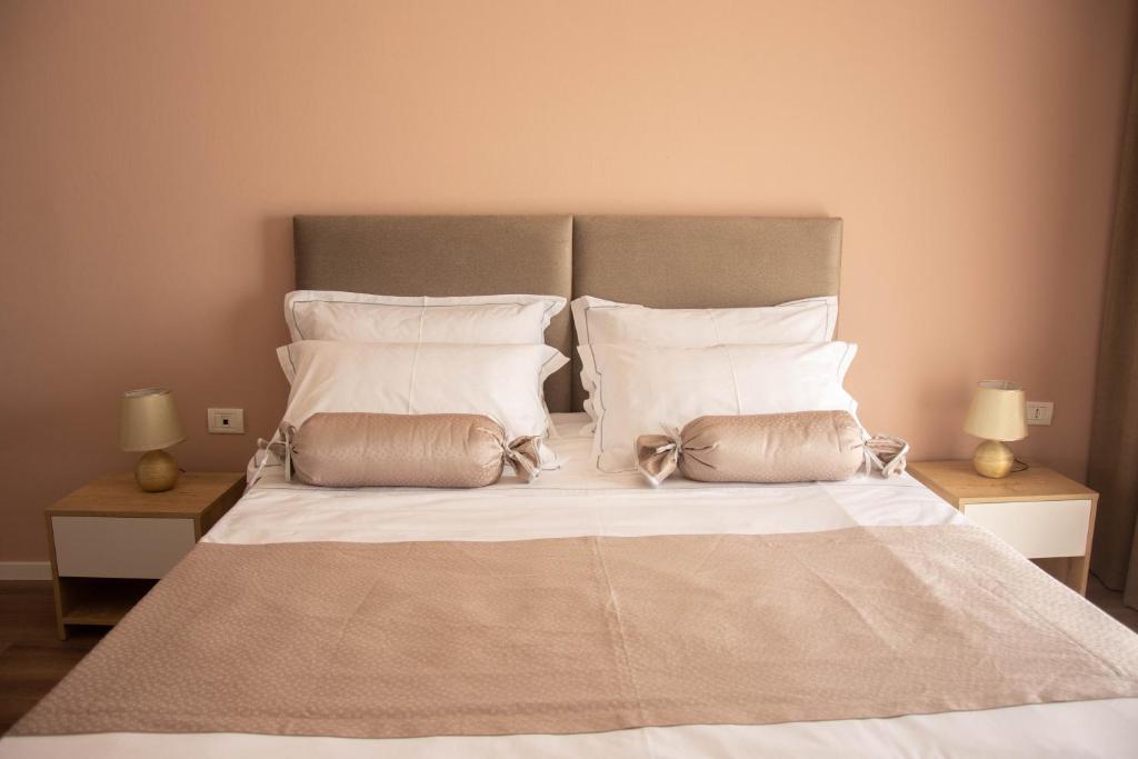 Postel nebo postele na pokoji v ubytování Wave Beachfront Apartments