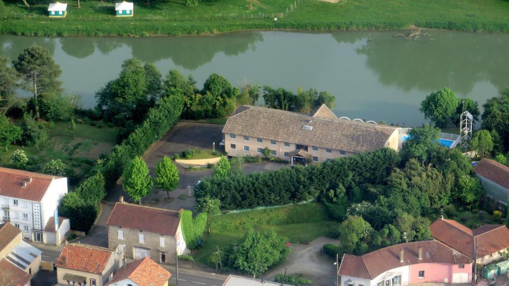 una vista aérea de una casa con un lago en N'Atura Hôtel, en Aire-sur-lʼAdour