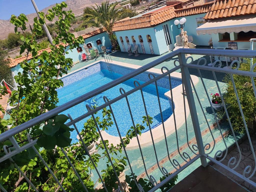 een uitzicht vanaf het balkon van een villa met een zwembad bij Finca amor y sueño isa in Rafal