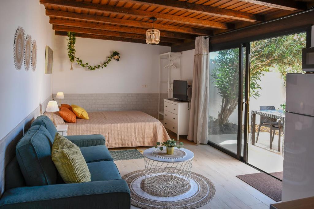 sala de estar con cama y sofá en Mini Loft Tesa, en Mácher