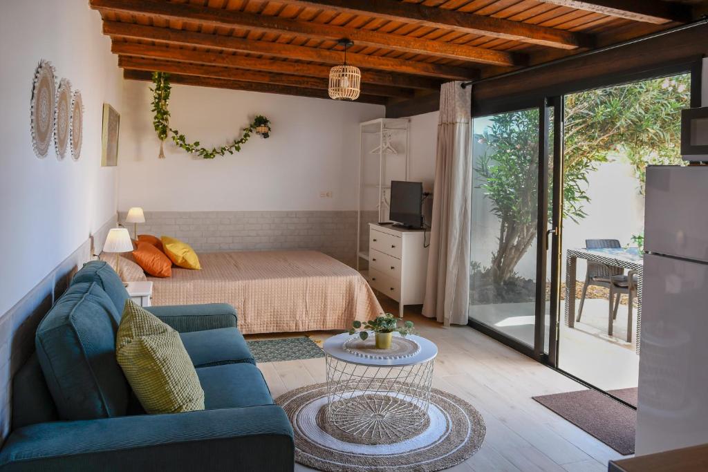 a living room with a bed and a couch at Mini Loft Tesa in Mácher