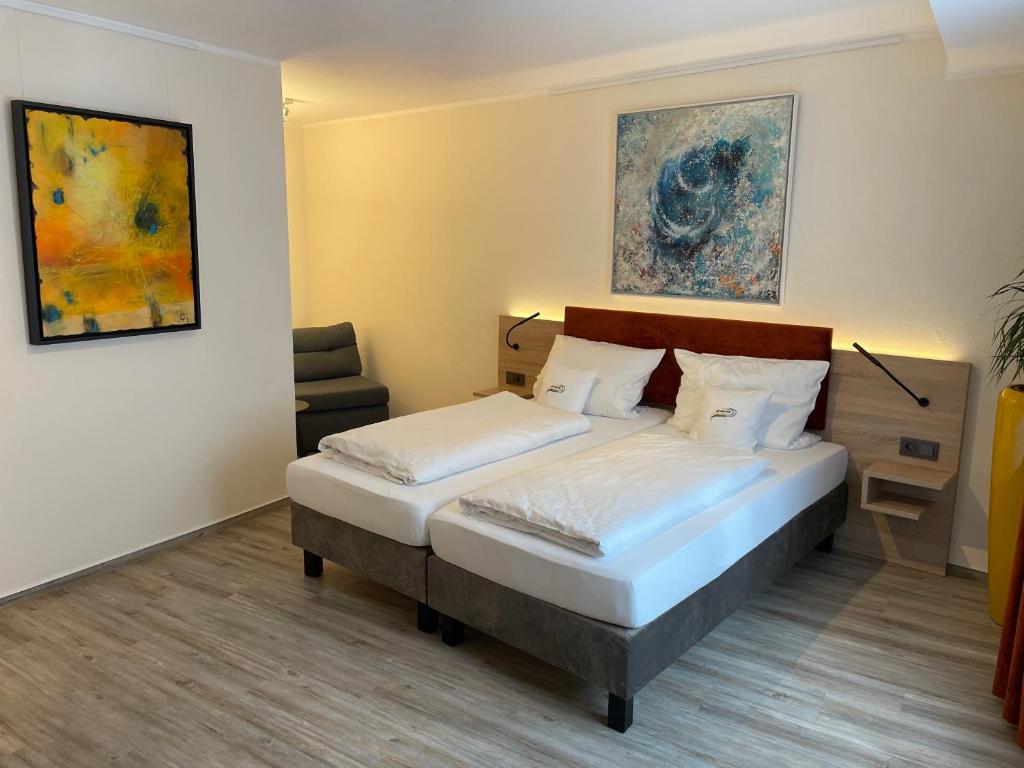 Tempat tidur dalam kamar di Art Hotel Eifel