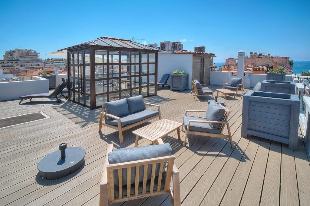 taras na dachu z leżakami i altaną w obiekcie REF 1466 - Cannes Back Croisette - Penthouse for rent w Cannes