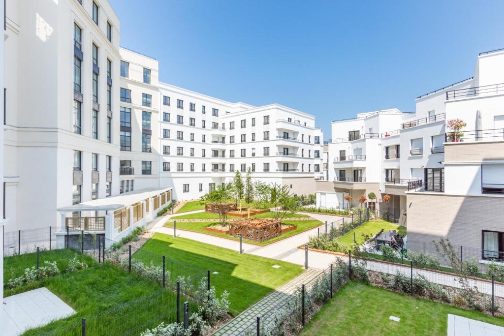 - une vue sur la cour d'un immeuble dans l'établissement Dans le Pré by Plaza, à Chessy