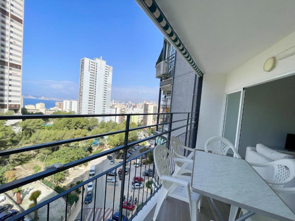 einen Balkon mit Stadtblick in der Unterkunft ANTENA CITY APARTMENT in Benidorm